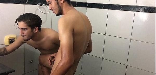  Dois Heteros Banhando e se Relando no Banheiro Master